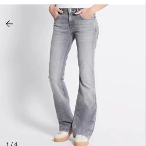 Grå bootcut jeans - Snygga grå bootcut jeans med låg midja. I mycket bra skick💗