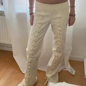 Byxor med snörning från & Other Stories - Jeans från & Other Stories i storlek 38. Jag är 165 för referens. 