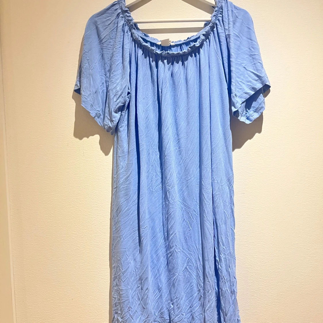 Ljusblå klänning med resårdetaljer