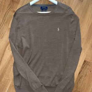  Polo Ralph Lauren tröja - Nu säljer jag en snygg tröja från Polo Ralph Lauren i storlek L men passar M och S utmärkt ✅ skick 9/10🔥nypris ligger på ca 2000 men mitt pris ligger på endast 399💸🔥 priset går att diskuteras ✅