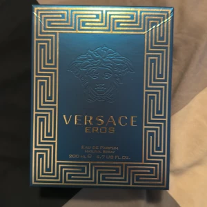 Versace Eros  - Versace Eros EDP på en 200 ml flaska. Cirka 70 ml kvar av parfymen, väldigt bra doft. Säljer pga för många parfymer.