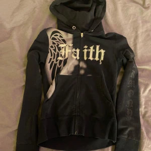Svart hoodie med tryck - Super snygg svart zipup från märket faith. Bra skick förutom att dragkedjan har lossnat, storlek xs men skulle säga att den sitter mer som S/M. Pris kan diskuteras💕