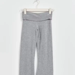 Grå ribbade yoga byxor - Från Gina Young storlek 170 liten defekt längst ner.