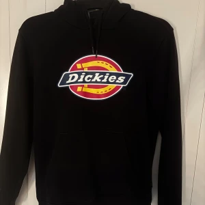 Svart hoodie från Dickies - Säljer en svart hoodie från Dickies. Bekväm passform och klassisk design. Den har långa ärmar och en praktisk ficka framtill 🖤