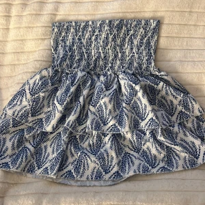 Blåvit mini kjol  - Jätte fin blåvit kjol storlek M funkar för S och L