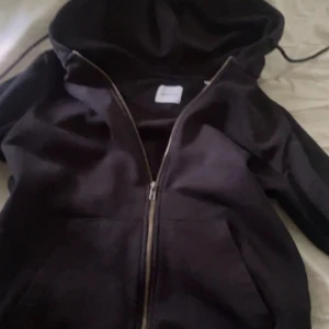 Jack and Jones zip hoodie - Zip hoodie från Jack and Jones, storlek S skick 8/10 inga defekter