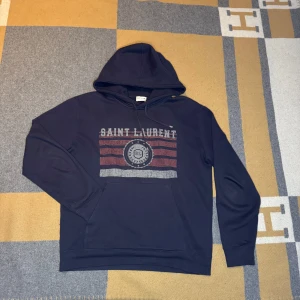  Saint Laurent hoodie  - Intressekoll                                                                                      Storlek: M.                                                                                 Lämna bud                                                                                     Online kvitto finns ✅