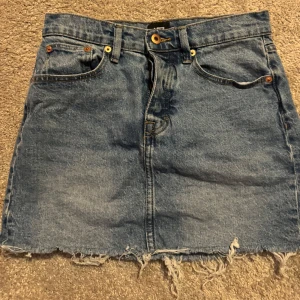 Blå jeanskjol med fransig kant - Säljer en jeanskjol ifrån lager 157 i storlek S💕