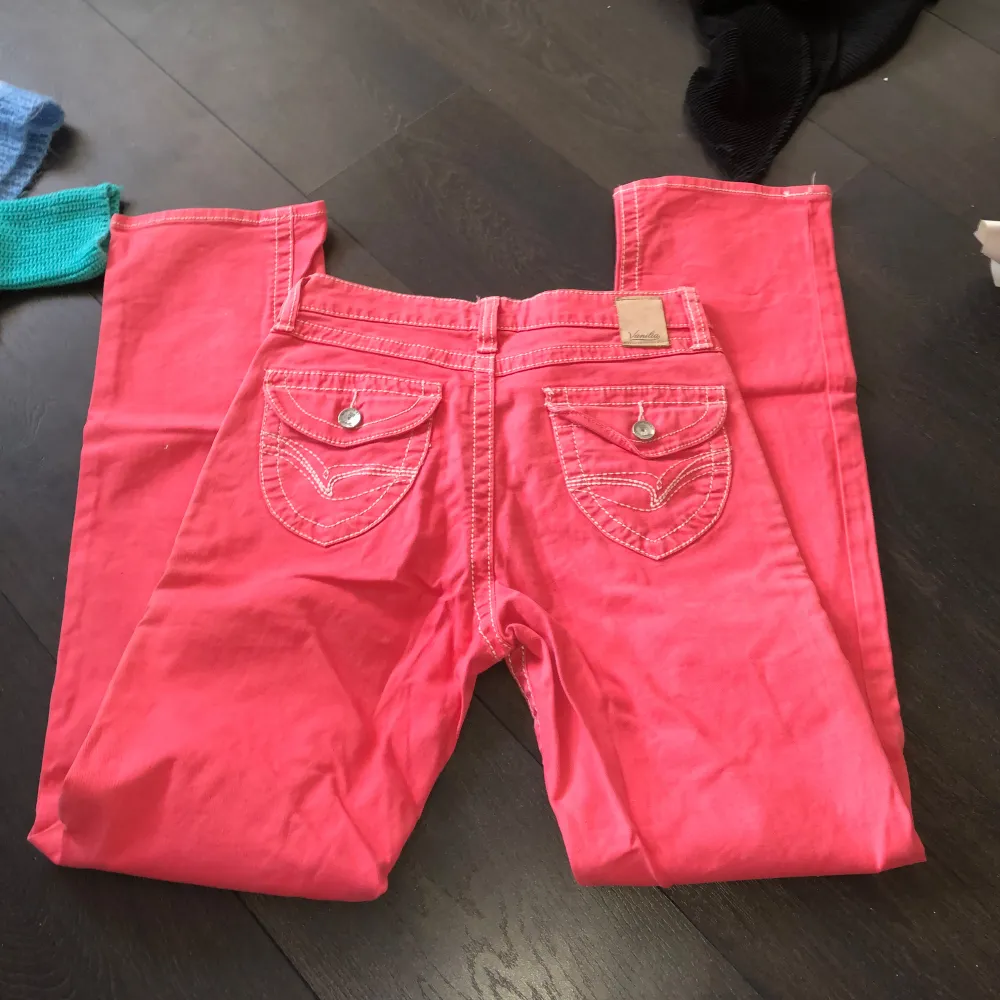 Lågmidjade byxor ifrån Vanilla i storlek 27. Kan tänka mig att dom är ganska snygga om man klipper ner till shorts! . Farkut & Housut.