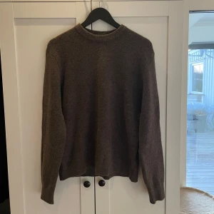 Brun stickad tröja - Tjena, säljer nu min bruna stickade tröja från HM. Tröjan är aldrig använd pga för stor. Skriv gärna om ni har några funderingar🤩💭