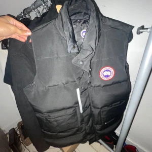 Canada Goose vest - Om nån som heter (HMDI) här på plick så ska ni vara veta att han är ett SCAM!
