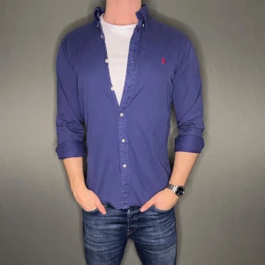 Ralph lauren skjorta - Hej säljer nu min fina Ralph Lauren skjorta i storlek M. Den är i nyskick och kommer vara otroligt snygg nu i vår och framåt sommaren. Nypris cirka 1600kr! Vi kommer att sälja liknande produkter nu i vår och närmare sommaren så glöm inte följa profilen!🌊🍾
