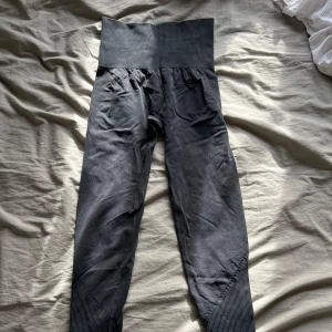 Träningsbyxor  - Träningsbyxor i storlek S från New Apparel.