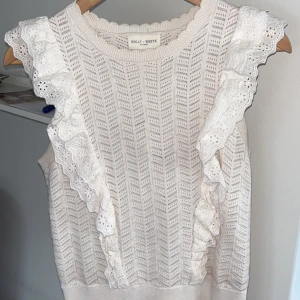 Vit ärmlös topp från Holly & White - Säljer en söt vit ärmlös topp från Holly & White. Toppen har inga defekter och har användes mycket men försiktigt. Säljer på grund av för lite användning. 