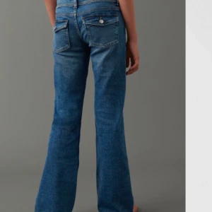 Lågmidjade jeans❣️ - Säljer nu ett par lågmidjade bootcut jeans från Gina Young de är i storlek 158/164 men skulle även säga S/Xs❣️dom säljs inte längre, de har en liten defekt (bild 3) men jag haft lagat de och de är inget som syns❣️de har även band i midjan så man kan välja midjemåttet själv❣️PRISEY KAN DISKUTERAS VID SNABB AFFÄR!