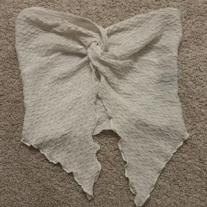 Topp  - Vit topp i storlek XS. Superfin men passar inte mig längre, använd några gånger. På sista bilden ser man hur den sitter de samma topp fast i annan färg 🩷