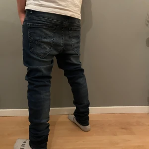 Sällsynta jeans från Relay Jeans - Snygga blå jeans från Replay Jeans med klassisk femficksdesign och en mörk tvätt. Perfekta för en avslappnad stil.  Skick:8/10 W28 L30