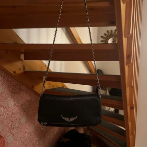 Zadig & Voltaire väska  - Säljer min superfina Zadig väska. Jag finner inte användning av den längre och det är anledningen till att jag säljer den! Den är i väldigt bra skick då den inte har kommit till så jättemycket användning💞Den har även två kedjor, en lång och en lite kortare och på så sätt kan man välja och redigera hur man vill att väskan ska se ut, det är verkligen toppenbra då väskan känns helt annorlunda med de olika kedjorna!
