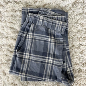 Rutiga pyjamasbyxor - Blå pyjamasbyxor från Kappahl. Finns även en överdel om man är intresserad. Skriv för fler bilder🩵