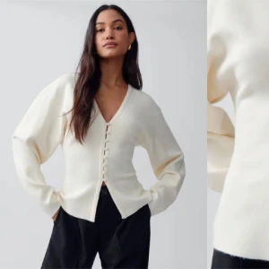 Vit kofta med knappar - Säljer denna populära tröja från Gina Tricot. Två knappar satt löst men jag har sytt fast de, bild 3,4.