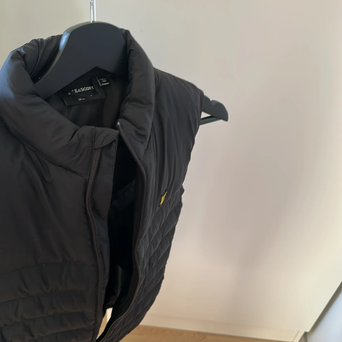 Svart dunväst från Lyle & Scott - 3