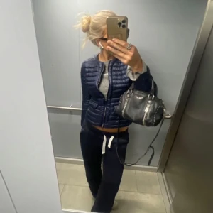 Russemerch byxor - jätte snygga Russemerch byxor som ej passar mig jag är 170cm lång men gillar när byxor är lite längre så skulle säga att om du är under 170 passar dom säkert jätte bra. Skriv privat för egna bilder (inte min bild) 💓💓💓