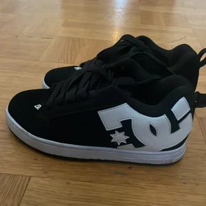 DC skor - Svarta DC skor med svarta detaljer💕 Använda endast ett få tal gånger. Storlek 39. Ny pris 999kr