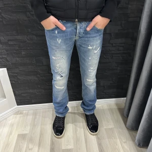 Dondup jeans - Säljer ett par feta dondup jeans. Modell: Oklar/ slim fit, skick 8/10, storlek 30. Jeansen har en riktigt bra och stilren färg som passar till allt. Trendigaste jeansen på marknaden. Nypris 3000 kr, säljer för 899 kr. Vid minsta fundering kontakta oss!