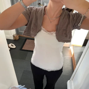 Beige/brun bolero - Kortärmad bolero från VILA i storlek M, passar även S. Fint skick. Använd gärna köp nu!