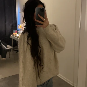 Beige stickad tröja med öppen ryggfrån 1.STATE - Säljer en mysig beige stickad tröja från 1.STATE aldrig använd med en öppen rygg. Tröjan har långa ärmar och en avslappnad passform, perfekt för kyligare dagar. Den är både stilren och bekväm, ett måste i garderoben!