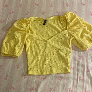 Gul blus från H&M - Söt gul blus från H&M💕perfekt till sommaren, storlek XS
