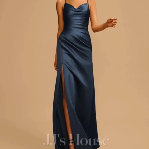 Mörkblå långklänning från JJ's House - Elegant marinblå balklänning från JJ's House med smala axelband och en stilren slits. Klänningen har en vacker omlott-design och snörning i ryggen som ger en snygg passform. Perfekt för speciella tillfällen. Har själv bara använt den en gång på min bal i nian så den är som ny! Ursprungspris 1490 kronor😊(jag var 164cm lång och den är uppsydd efter den längden) 