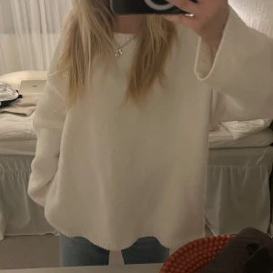 Vit stickad tröja - Super gosig vit stickad tröja från bikbok💕 oversized & ganska tunn i modellen!
