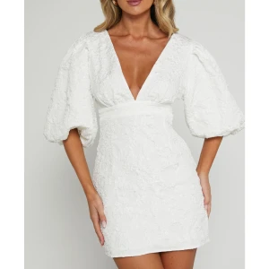 Vit klänning från Showpo  - Säljer min oanvända studentklänning. Prislapp kvar och säljs i orginalförpackningen!