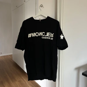 Moncler T-shirt  - Använd bara ett fåtal gånger, nyskick och alla äkthetsbevis är på bilderna