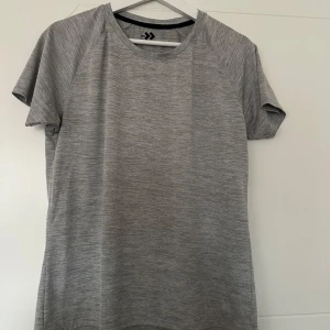 Träningströja - Träningströja i glansigt tyg. Endast använd en gång.