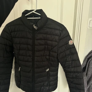 Moncler jacka  - Monclerjacka som är perfekt nu till våren då den är tunnare! Jättebra skick! Köpt på tradera och där går den igenom en äkthetskontroll så den ska va äkta! Kom privat för fler bilder för man kan ba lägga upp 6 bilder i annonsen 