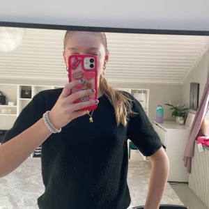 Svart kortärmad tröja från H&M - Säljer en svart stickad tröja från HM i storleken XS som tyvärr inte kommer till användning längre.