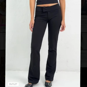 Svarta kostymbyxor med låg midja från Nelly  - Storlek 38! Lågmidjade kostymbyxor från Nelly, superfina men säljer då de är lite för stora på mig. De är verkligen lågmidjade, inte mid-waist! Och i superskönt material💕 de kostar 349 på hemsidan men säljer för 150kr🤍