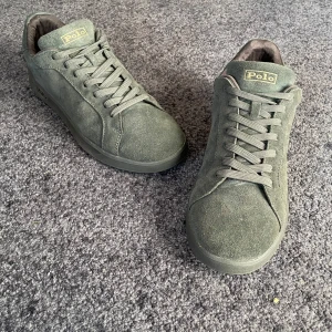 Ralph lauren skor - Helt nya Ralph lauren skor. Har använt skorna en gång men de var för stora för mig. Låda följer med.Skriv vid funderingar eller pris.