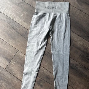 Grå leggings från Relode - Snygga grå leggings från Relode i en mjuk och stretchigt material. Storlek xs 