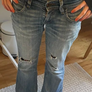 Vintage levis jeans ✨ - Supersnygga Levis jeans i typ storlek 25, det står inte. Hon på bilden är 156 💕
