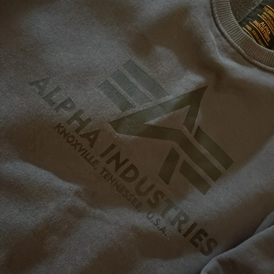 Mörkgrå sweatshirt från Alpha Industries - 4