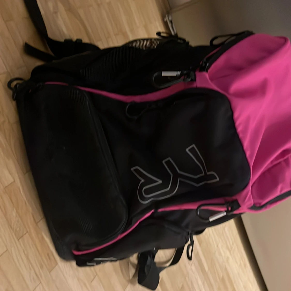 Svart och rosa ryggsäck från TYR - 1