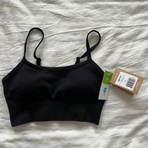 Sportbh  - Svart sport-bh från Aimn som är helt oanvänd med lapparna kvar. Hann ej skicka tillbaka den. Så fin med lite djupare rygg och ribbat tyg. Är i storlek xs. Skriv ifall fler frågor/bilder.💞