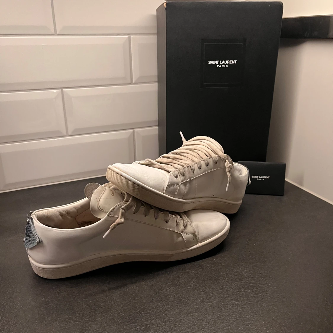 Vita sneakers från Saint Laurent