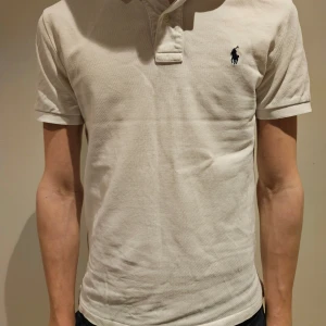 Ralph Lauren piké  - Ralph Lauren piké storlek 160 men han på bilden är 174. Skick 9/10. Kvitto medföljer. Hör av er för vidare information