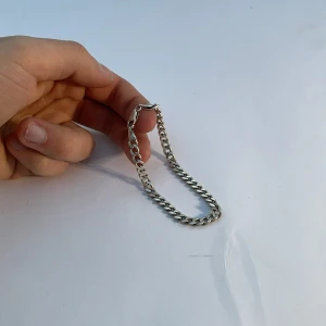 Silver armband - Snyggt silver armband med kedjedesign. Riktigt nice accessoar som jag säljer för att jag skaffat ett annat, kom dm vid frågor eller funderingar💯