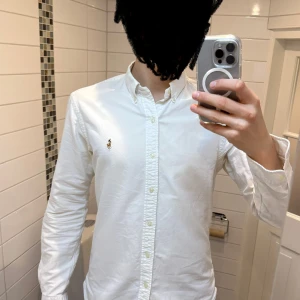 Polo Ralph Lauren skjorta - Säljer denna extremt fin skjorta från Polo Ralph Lauren. Skick 9/10 och inga defekter. Väldigt stilren som passar perfekt nu till våren och festliga tillfällen. Vid minsta fundering är det bara att höra av sig!