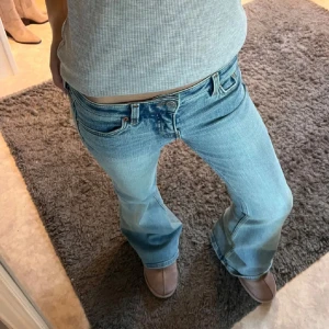 Blå bootcut jeans - Bootcut jeans från weekday i 25/32, nyskick! 